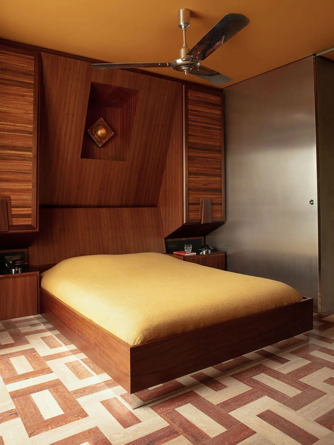Majestic Headboards: A New Era of Opulent Interiors 14