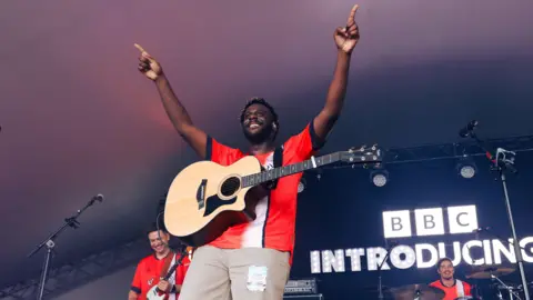 Myles Smith’s Spontaneous Luton Gig: A Pre-Album Cultural Echo