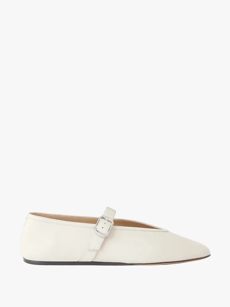Effortless Chic: Your Go-To Summer Workwear Capsule 38