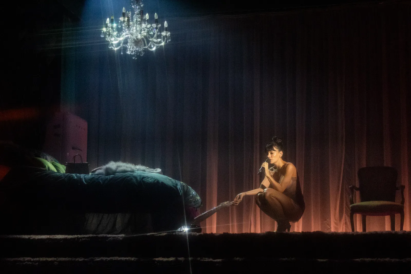 A Heritage Home, A Stage Persona: Allen's Brooklyn Echoes on the West End 15
