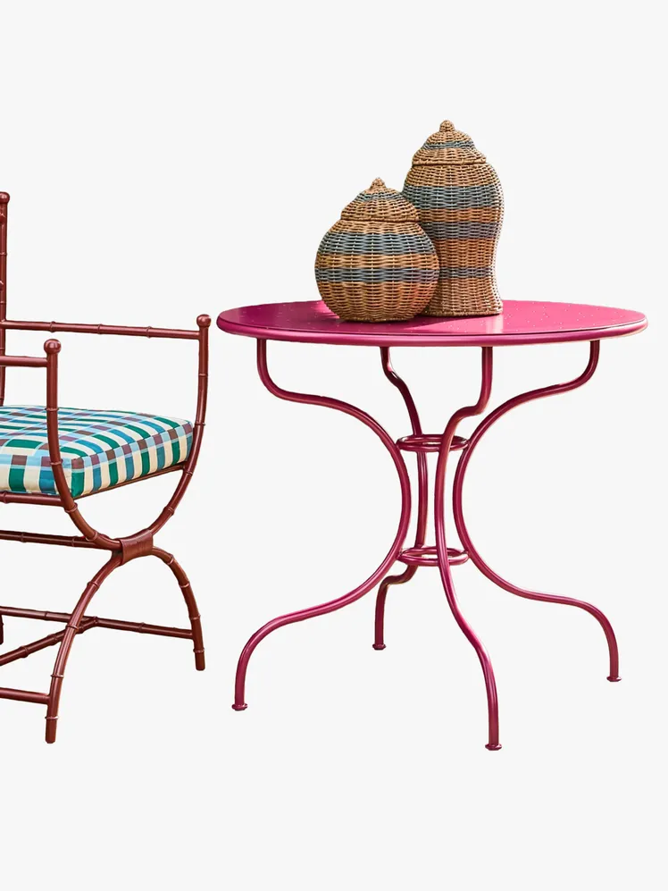 Chic Courtyards: Elite Entertaining in Timeless Bistro Style 36