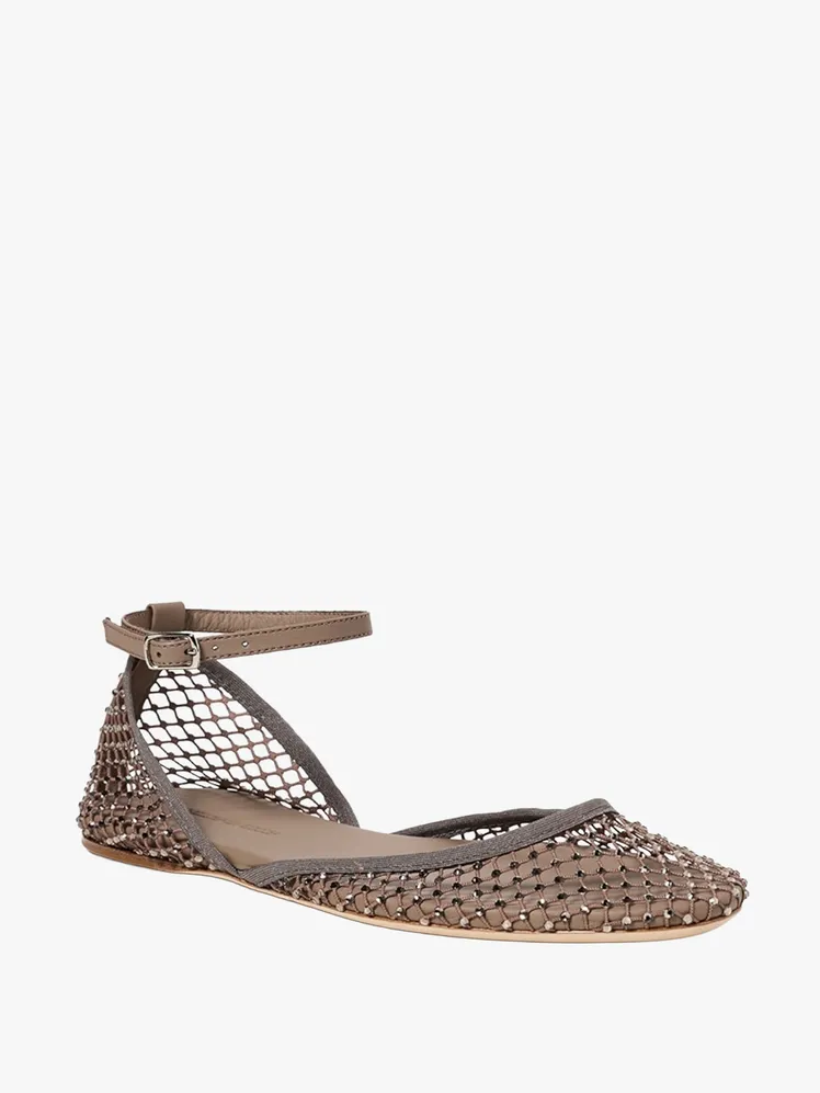 Robbie Solidifies the Ballet Flat's Enduring Allure 32