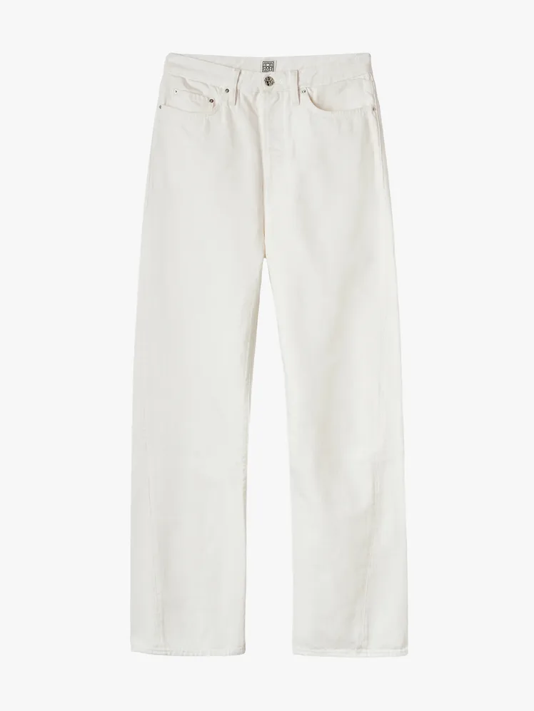 The White Denim Renaissance: A Chic Reawakening 33