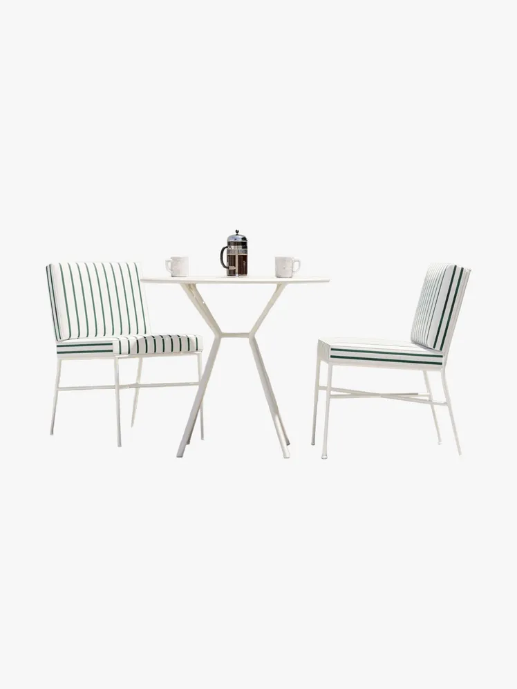Chic Courtyards: Elite Entertaining in Timeless Bistro Style 29