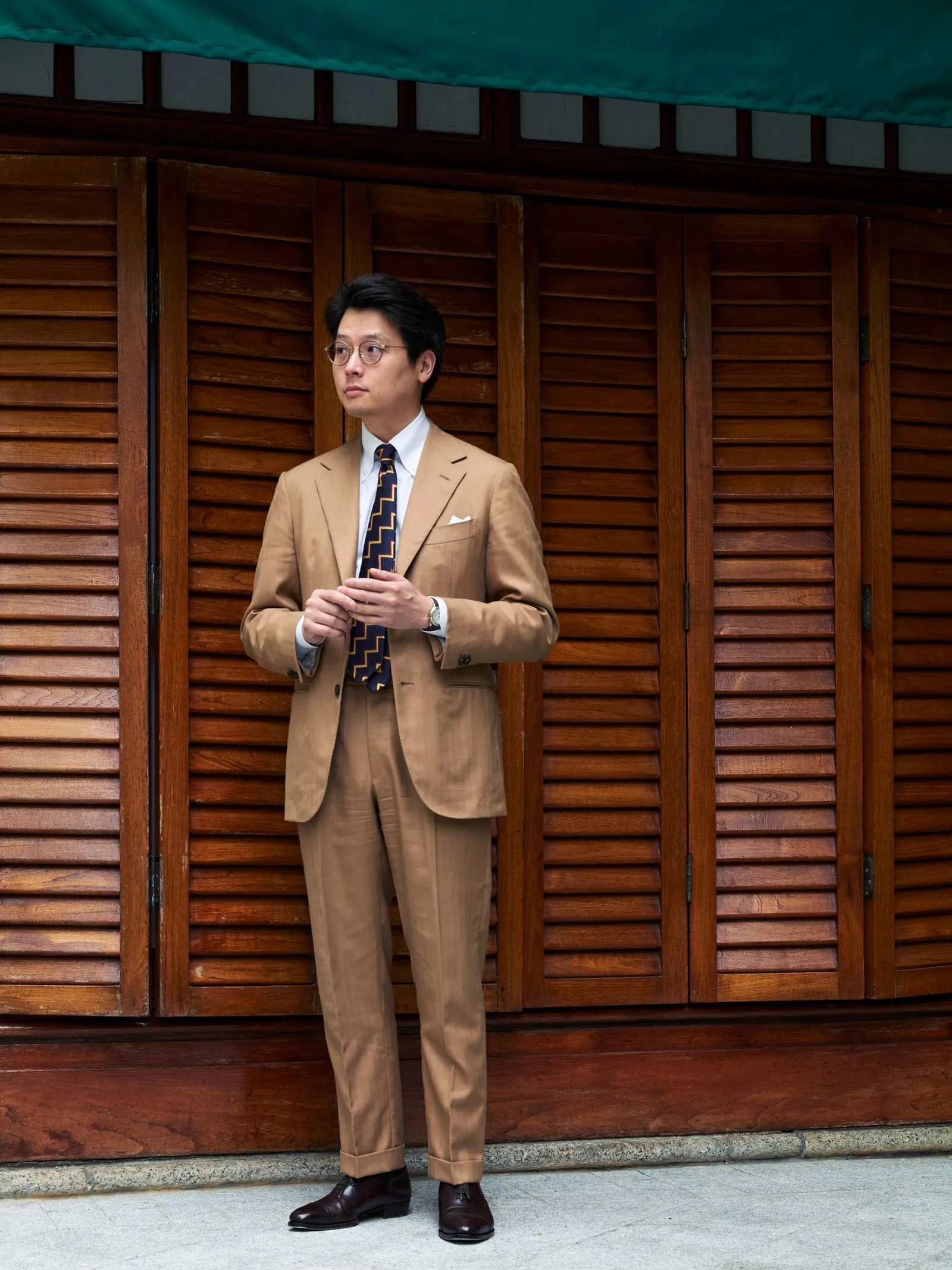 The Khaki Wedding Suit: A Modern Man's Unconventional Choice 7