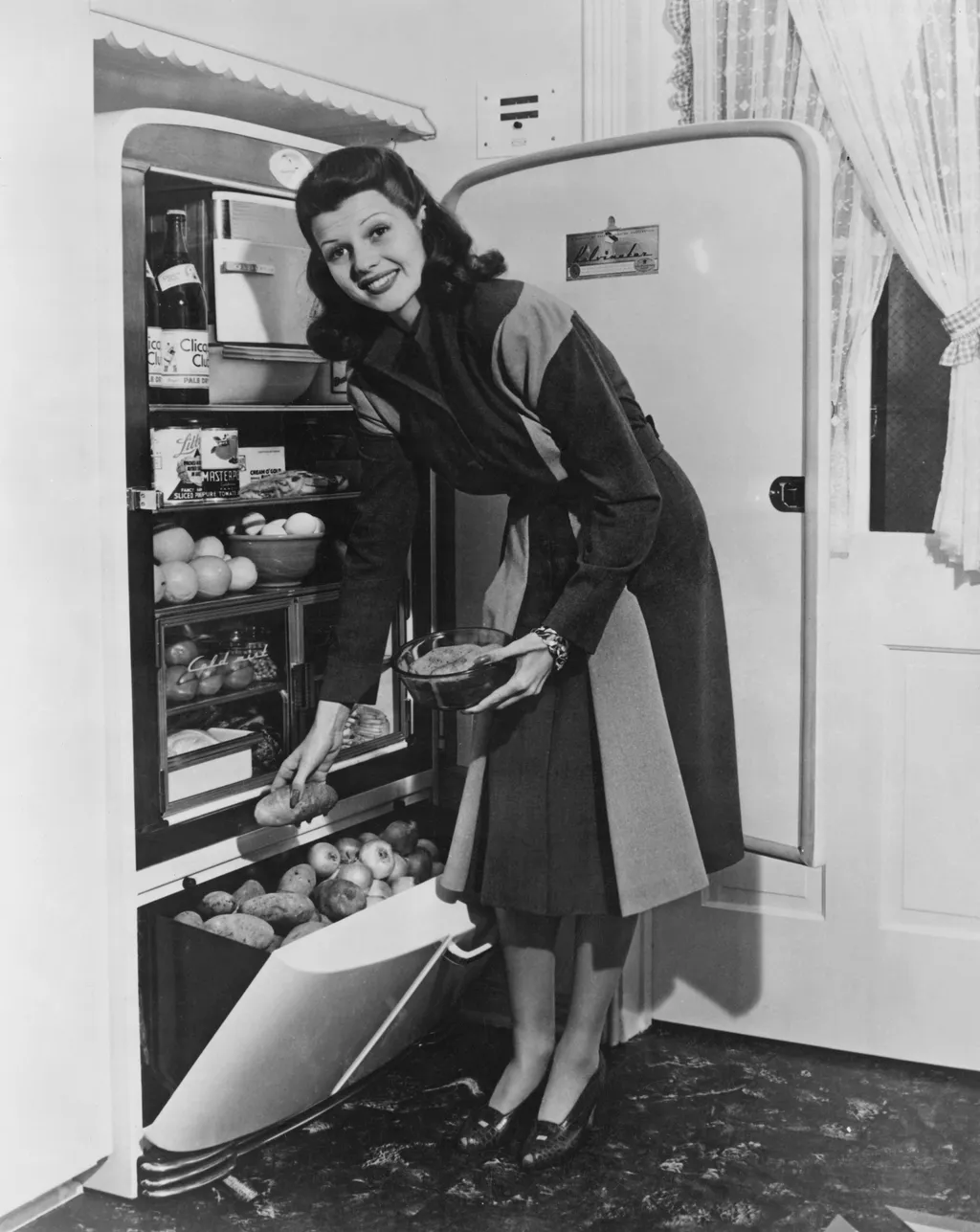 Golden Age Grace: Rita Hayworth's Private Elegance Unveiled 19