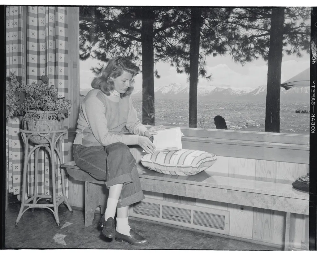 Golden Age Grace: Rita Hayworth's Private Elegance Unveiled 28