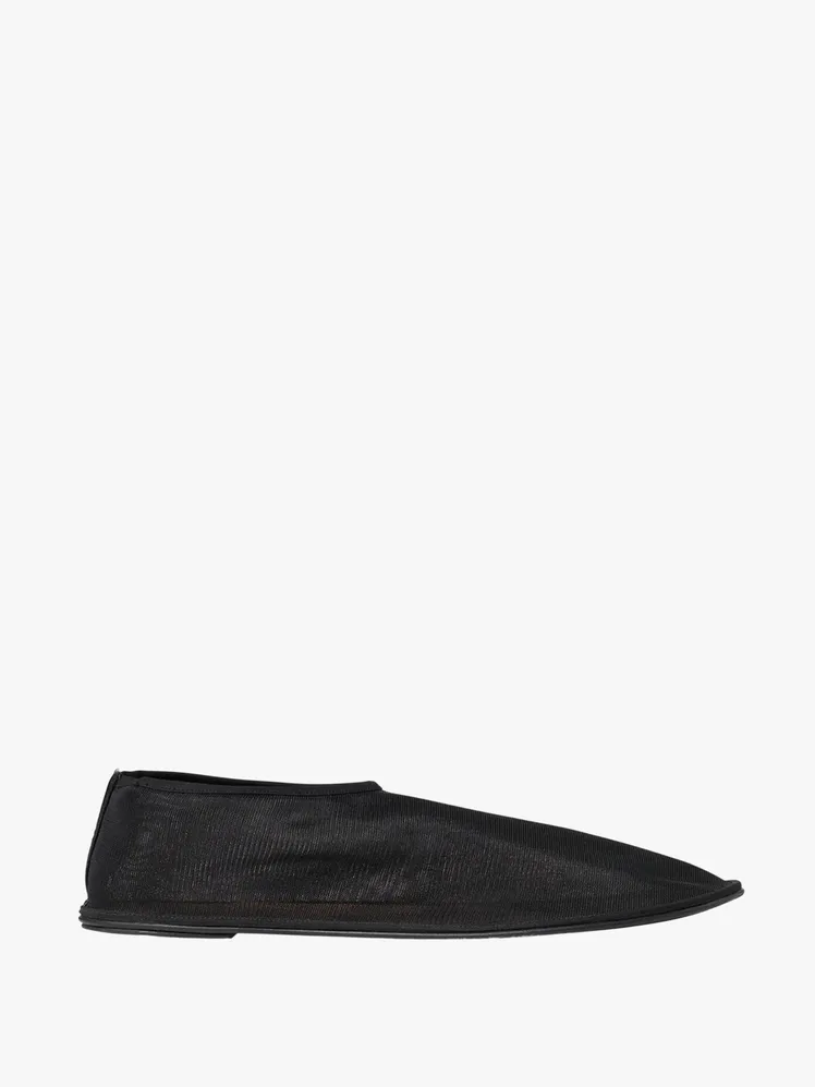 Robbie Solidifies the Ballet Flat's Enduring Allure 25