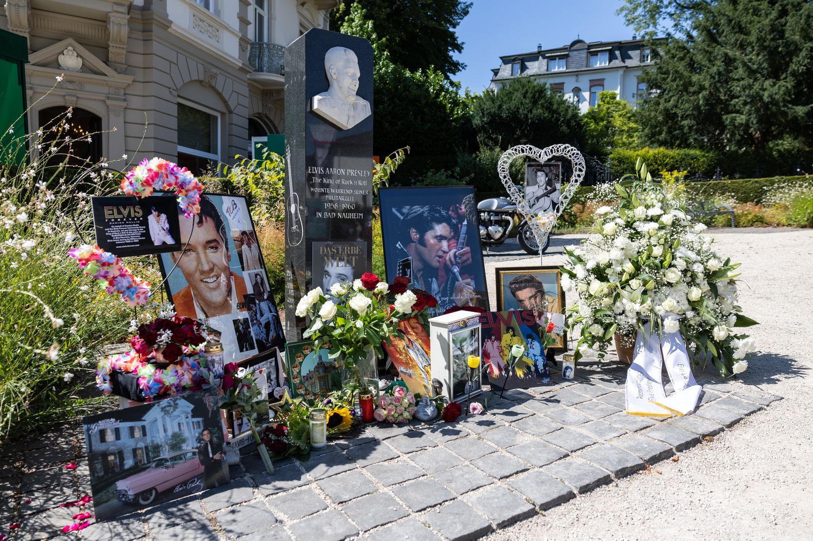 Graceland's Echo: Elite Legacies in the King's Coveted Mansions 14