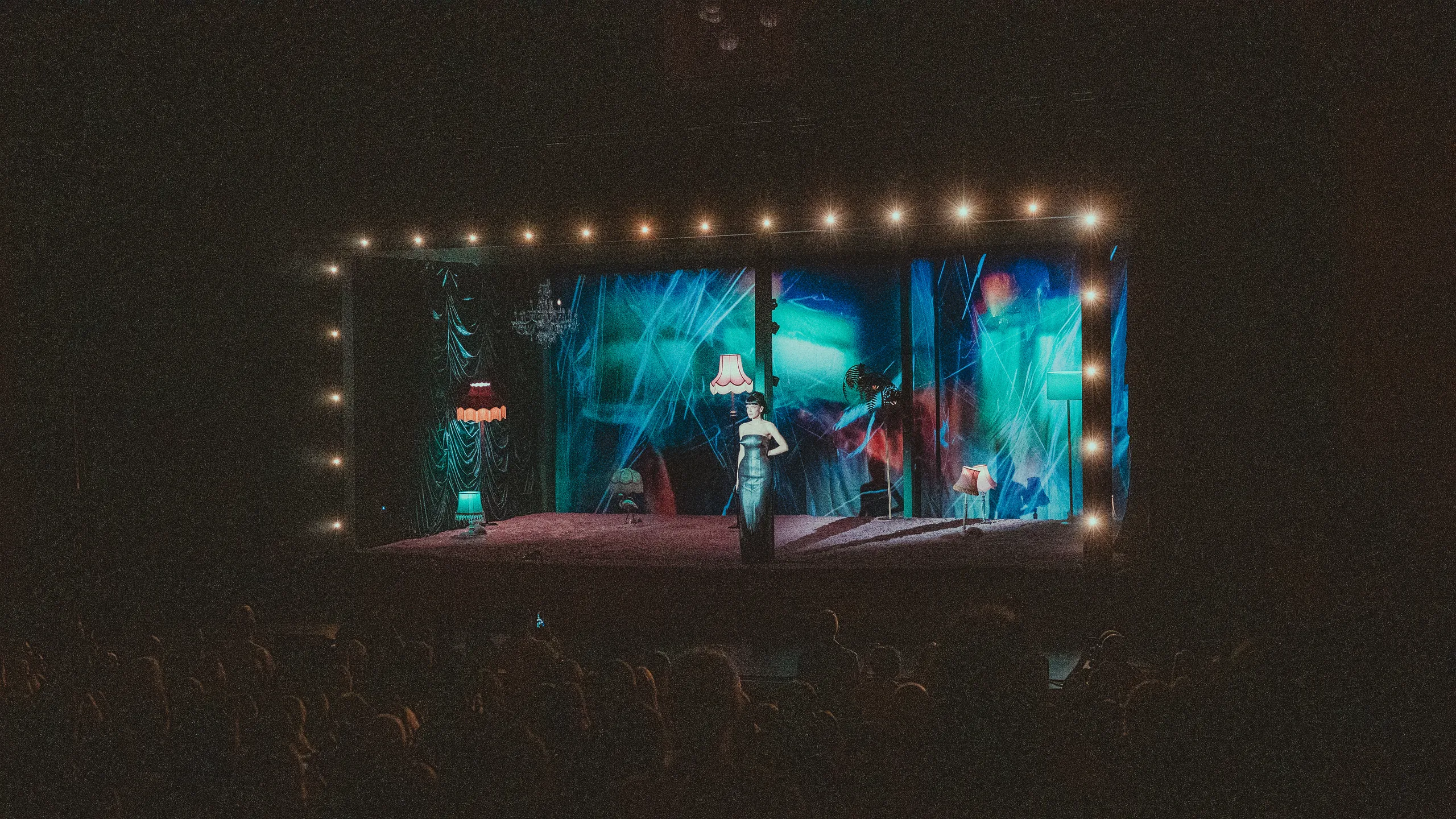 A Heritage Home, A Stage Persona: Allen's Brooklyn Echoes on the West End 9
