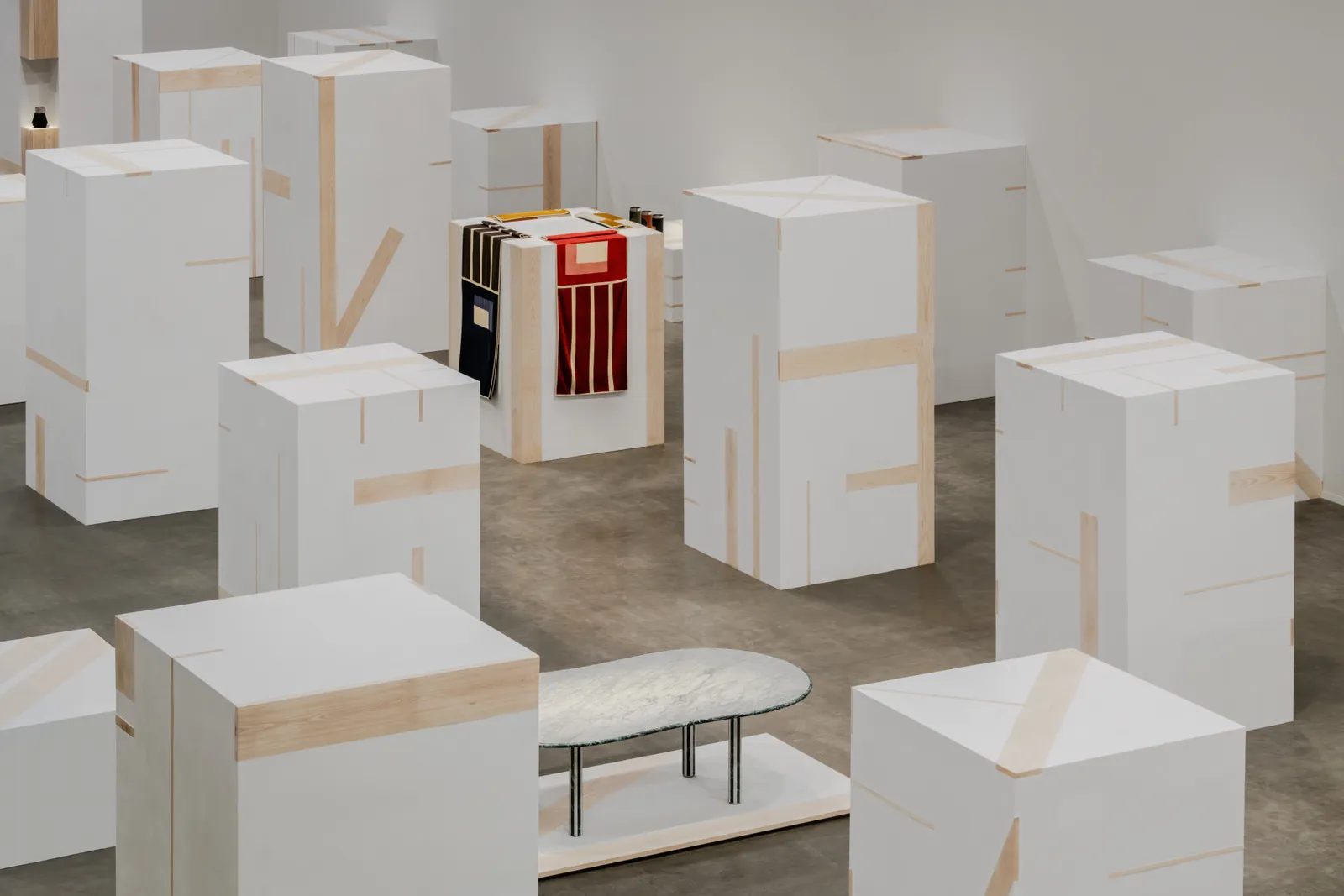 Hermès' Latest Icon: The Table Redefining Luxury. 8