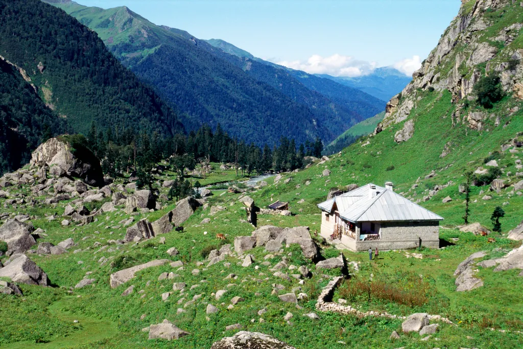 Sanctuary Estates: Where Isolation Meets Unrivaled Grandeur 18