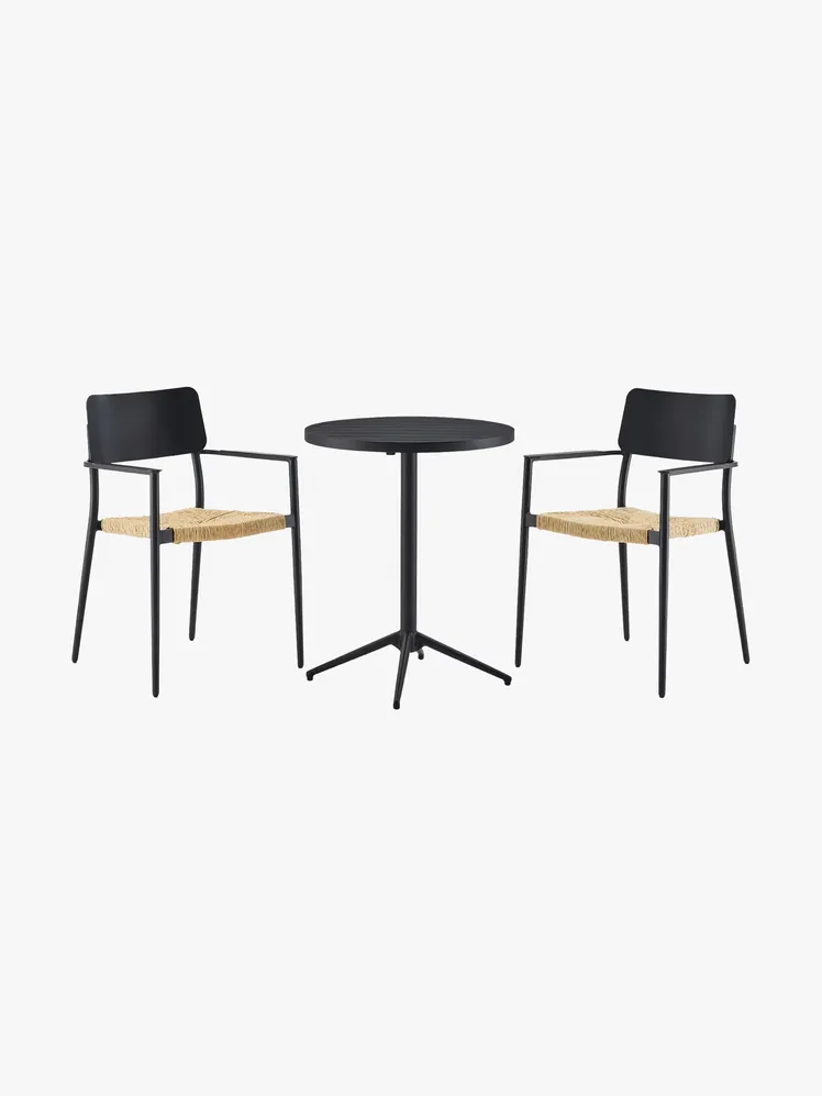 Chic Courtyards: Elite Entertaining in Timeless Bistro Style 4