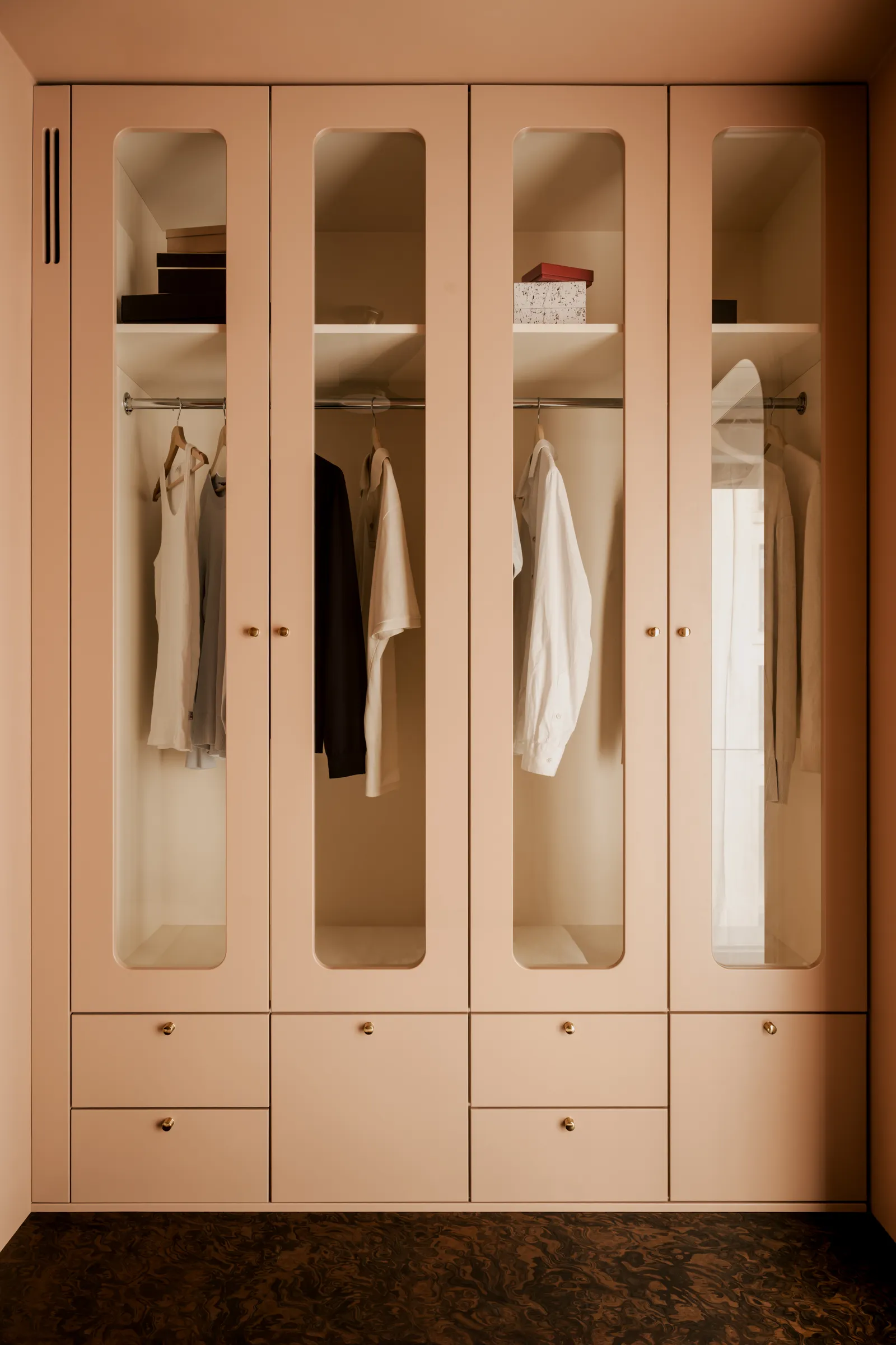 Warsaw's Bespoke Haven: Where 366 Square Feet Embrace Curvaceous Elegance 15