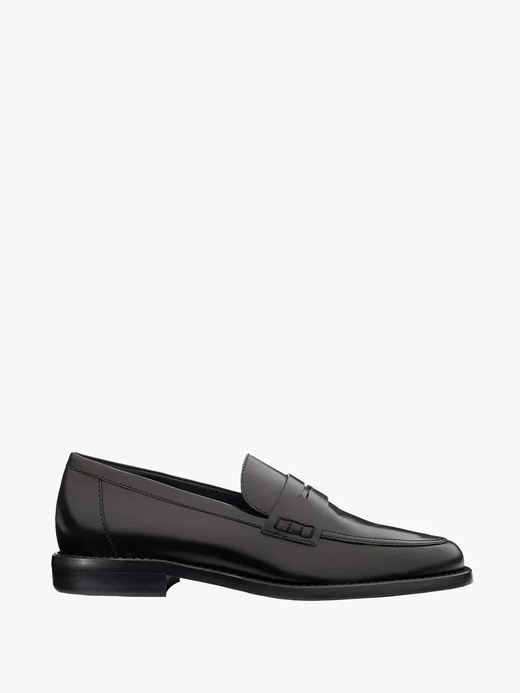 Effortless Loafer Chic: Your Guide to Summer's Most Versatile Footwear 77