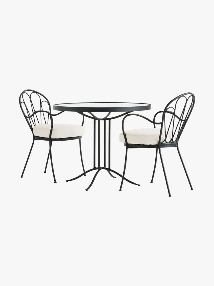 Chic Courtyards: Elite Entertaining in Timeless Bistro Style 32
