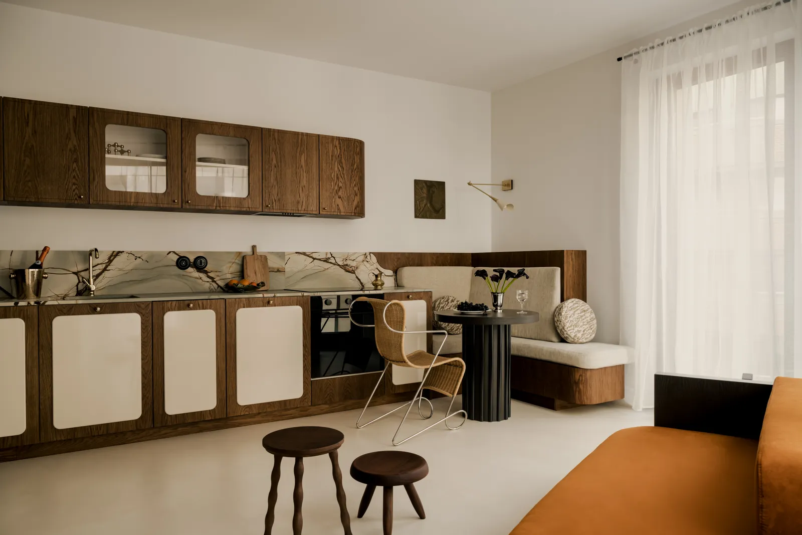 Warsaw's Bespoke Haven: Where 366 Square Feet Embrace Curvaceous Elegance 16