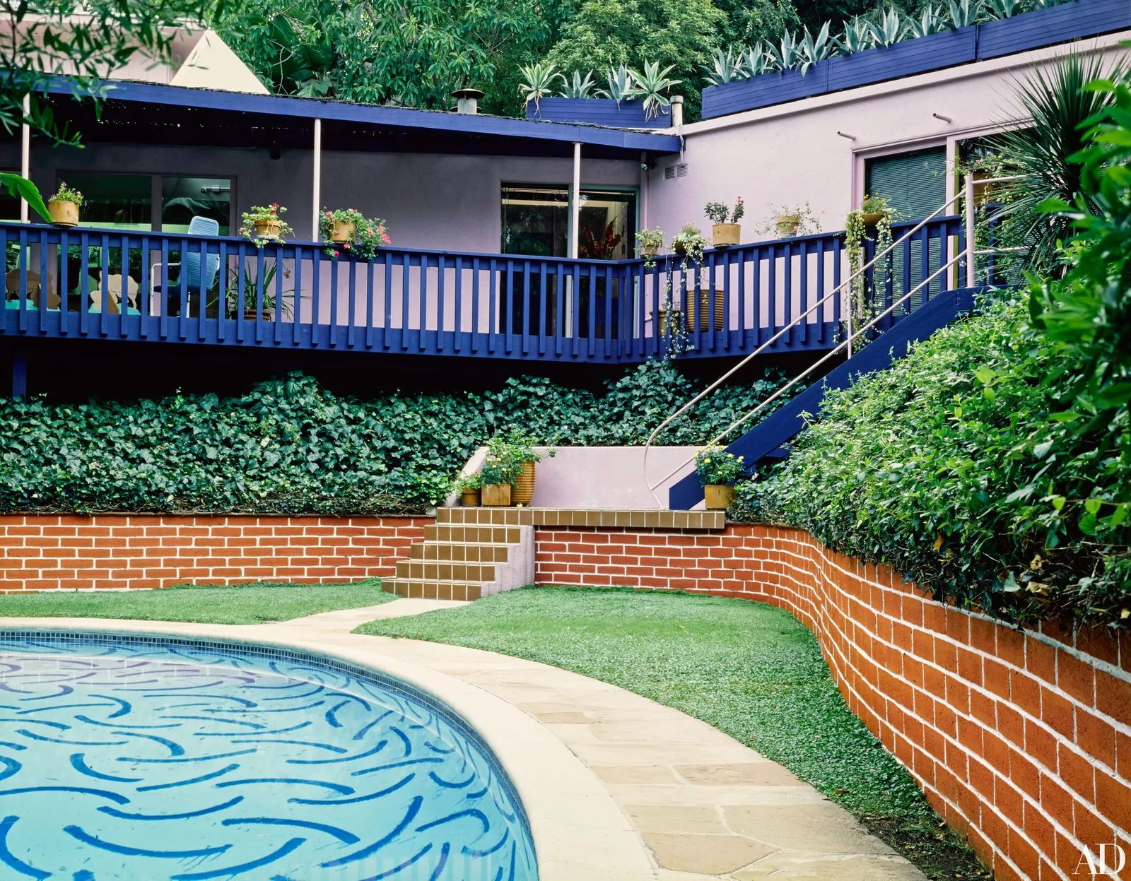 Hockney's Iconic Pool: Where West Coast Light Meets Artistic Legacy 21