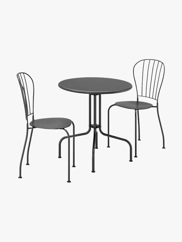 Chic Courtyards: Elite Entertaining in Timeless Bistro Style 42