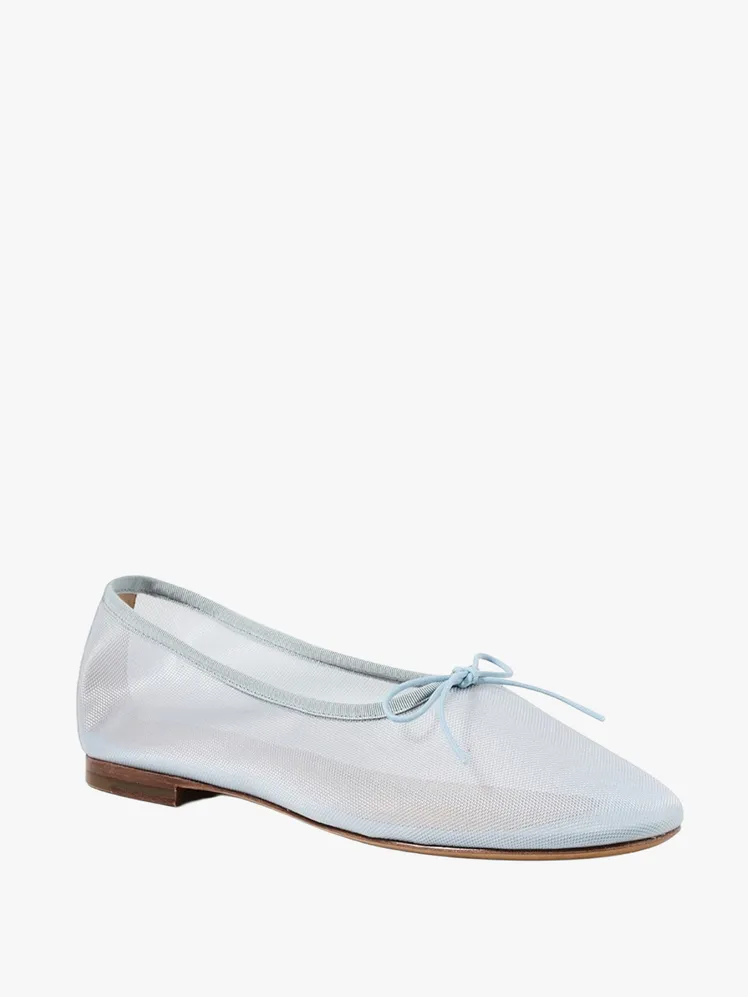 Robbie Solidifies the Ballet Flat's Enduring Allure 24