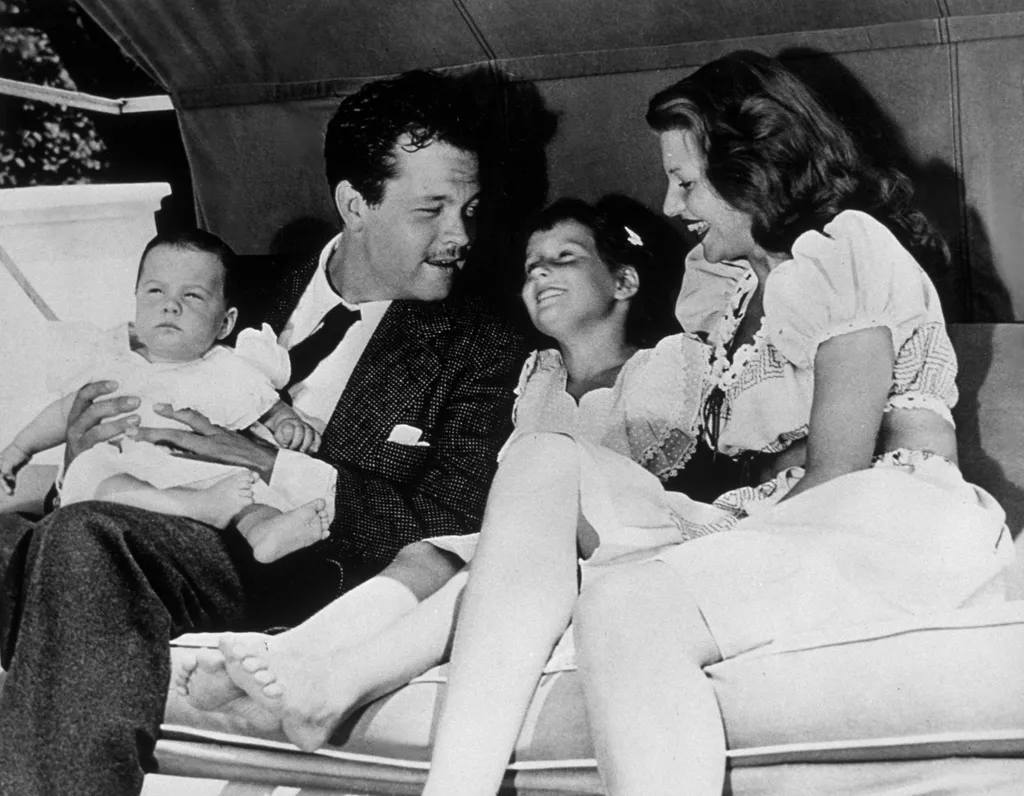 Golden Age Grace: Rita Hayworth's Private Elegance Unveiled 22