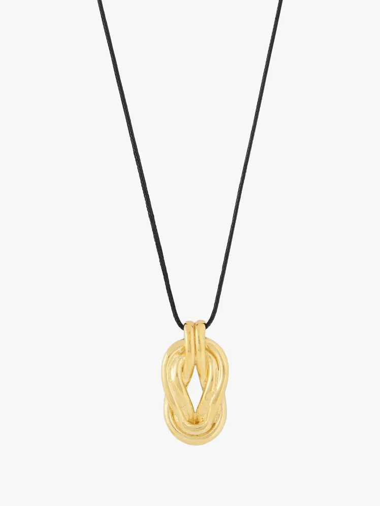The Timeless Charm of the Choker Redefined for Today 46