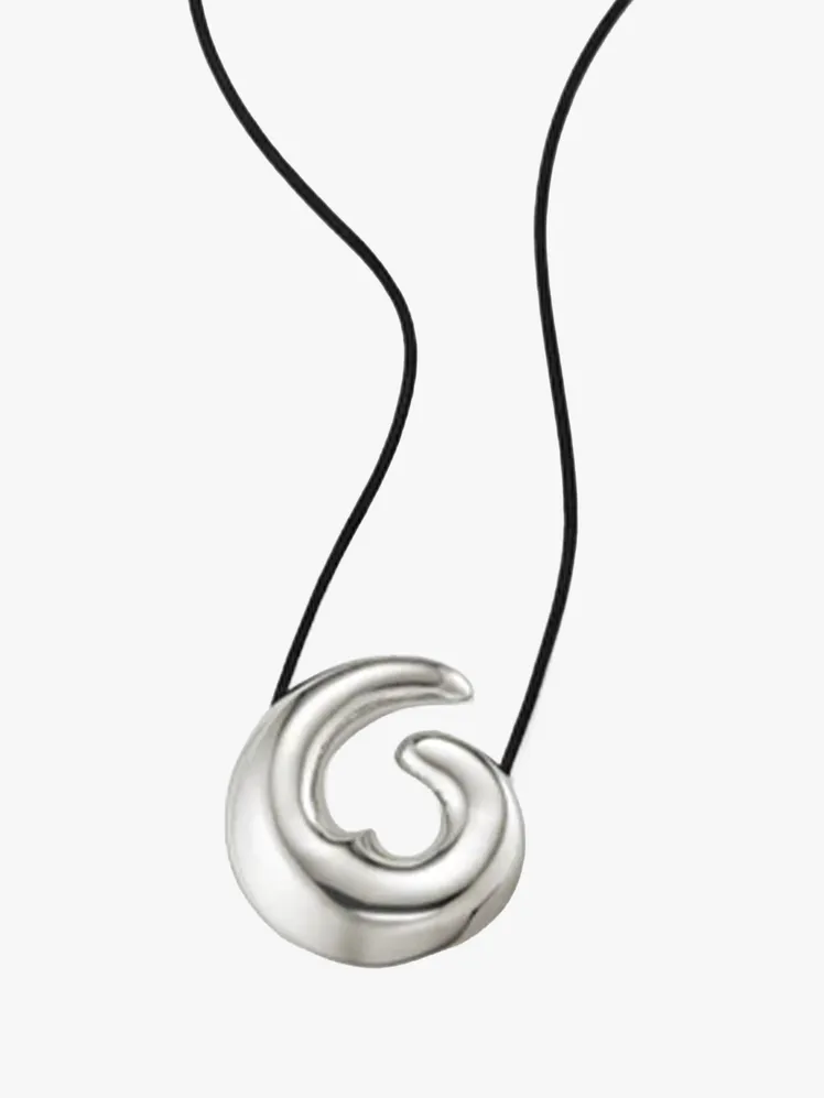 The Timeless Charm of the Choker Redefined for Today 38