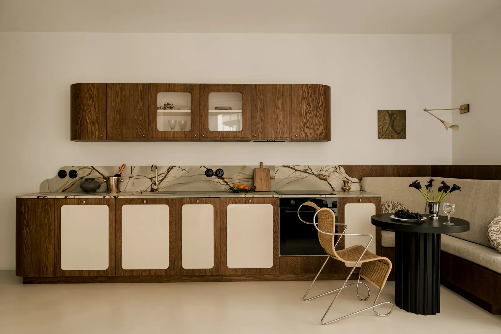 Warsaw's Bespoke Haven: Where 366 Square Feet Embrace Curvaceous Elegance 11