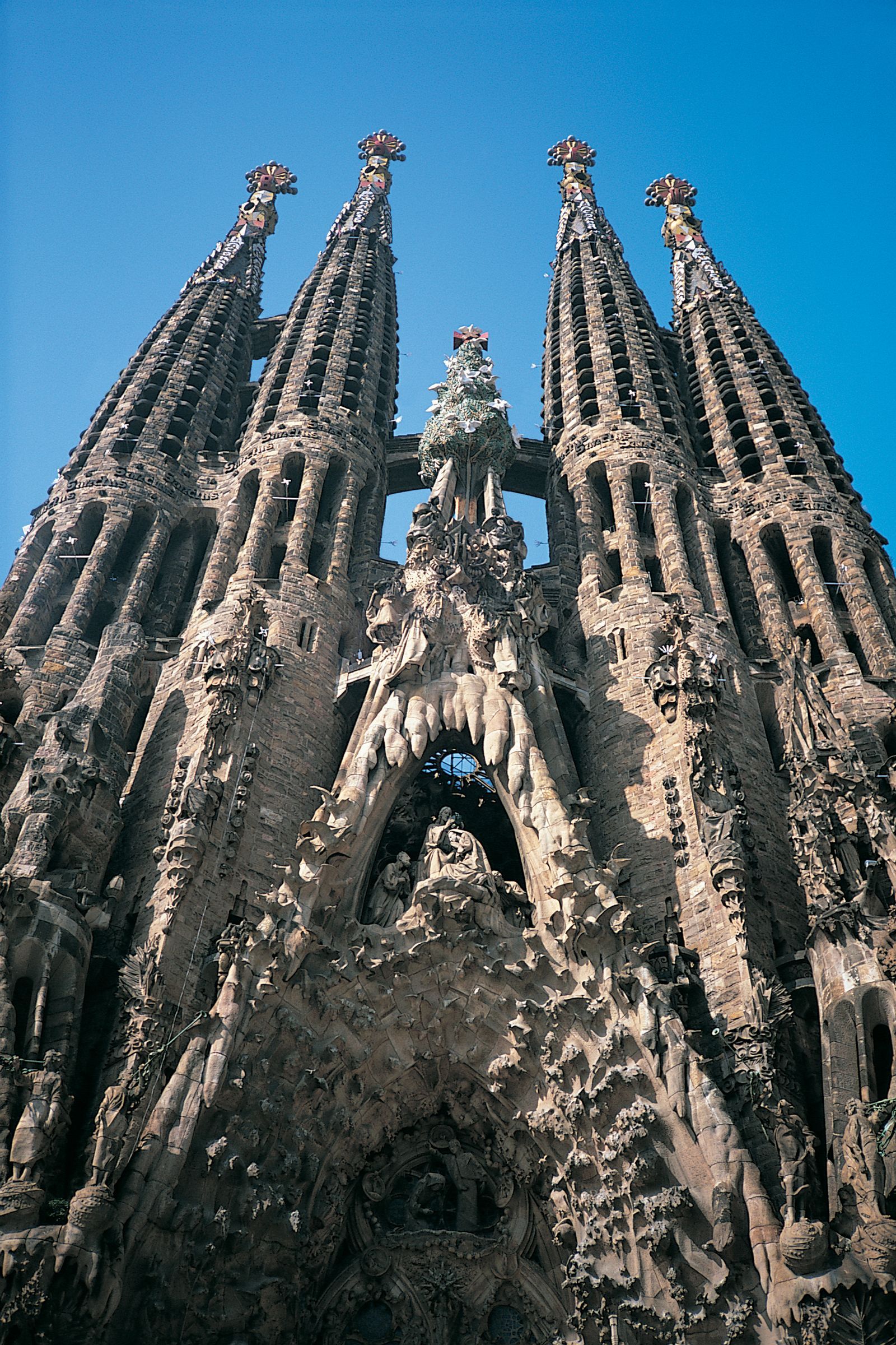Gaudí's Masterpiece: An Ode to Sacred Craftsmanship 11