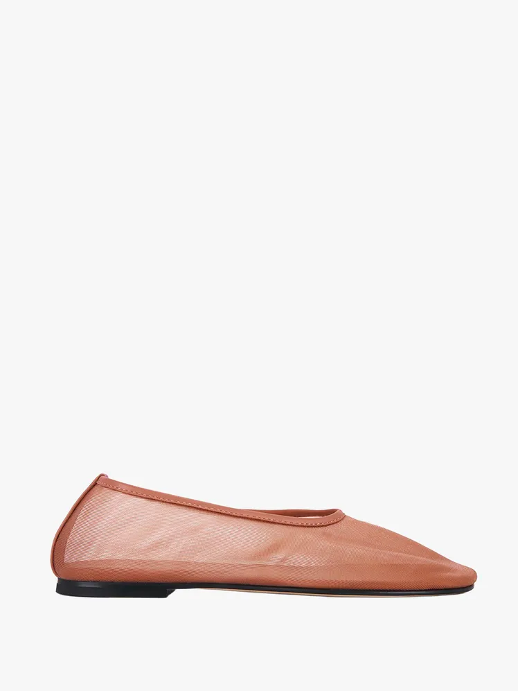 Robbie Solidifies the Ballet Flat's Enduring Allure 22