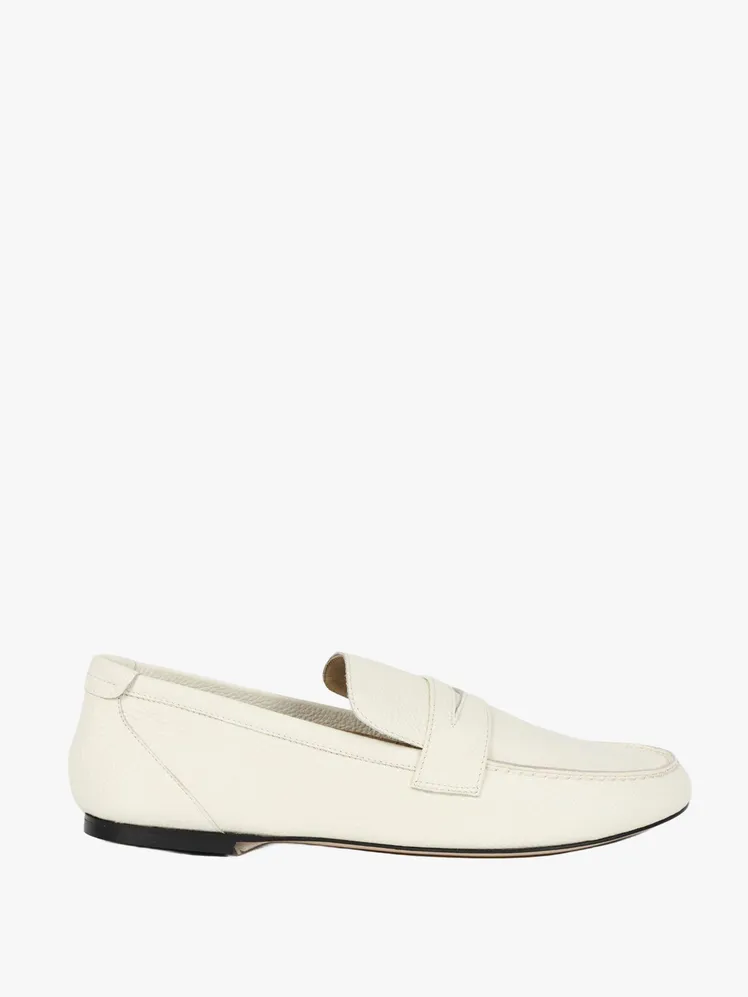 Effortless Loafer Chic: Your Guide to Summer's Most Versatile Footwear 114
