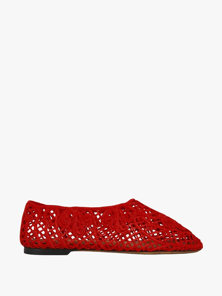 Robbie Solidifies the Ballet Flat's Enduring Allure 19