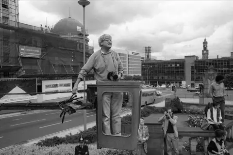 Hockney's Lens: Capturing the Post-War Zeitgeist, One Portrait at a Time 6