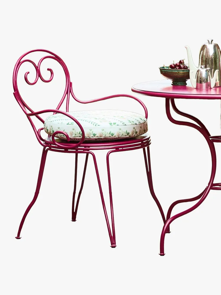 Chic Courtyards: Elite Entertaining in Timeless Bistro Style 37
