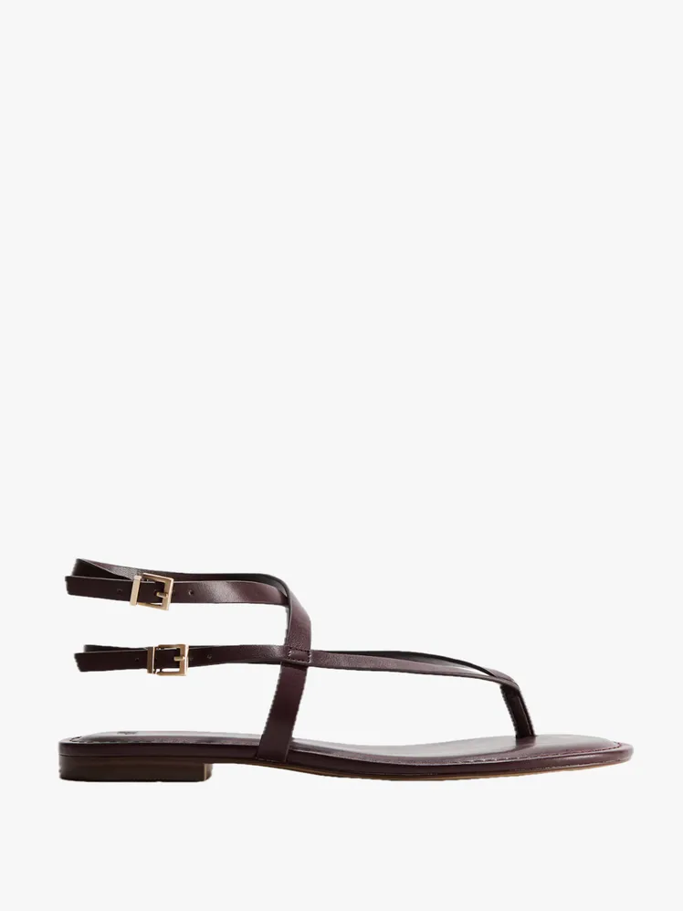 Ethereal Footwear for the Beach Wedding Connoisseur: From Chic Wedges to Playful Flats 34