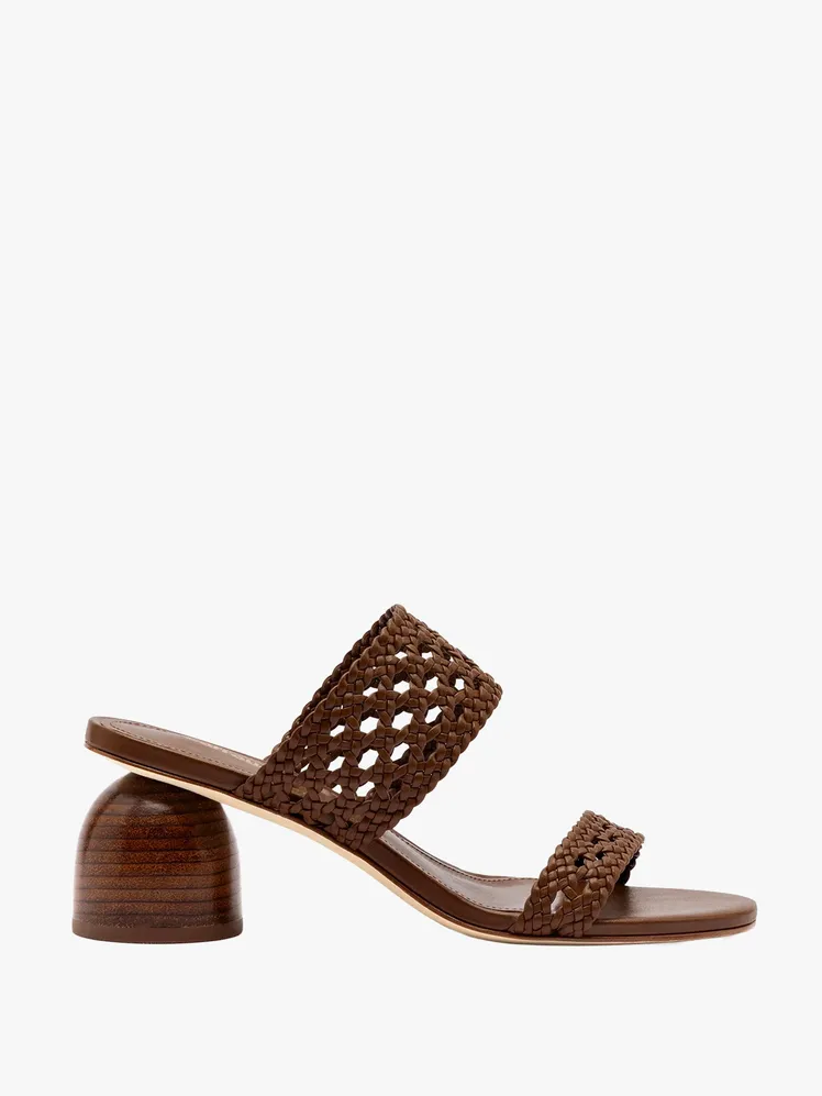 Ethereal Footwear for the Beach Wedding Connoisseur: From Chic Wedges to Playful Flats 38