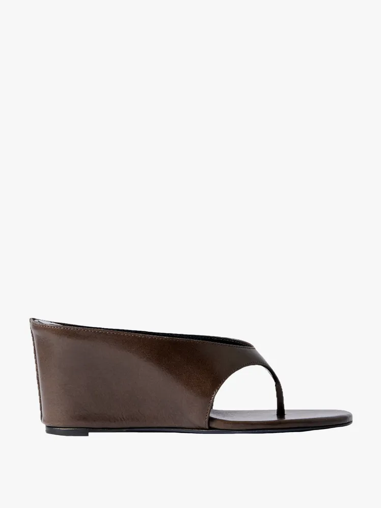 Ethereal Footwear for the Beach Wedding Connoisseur: From Chic Wedges to Playful Flats 53