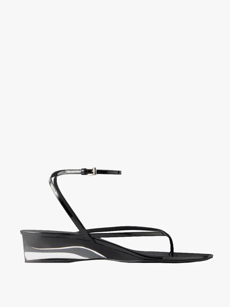 Ethereal Footwear for the Beach Wedding Connoisseur: From Chic Wedges to Playful Flats 37