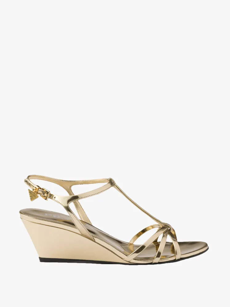 Ethereal Footwear for the Beach Wedding Connoisseur: From Chic Wedges to Playful Flats 49