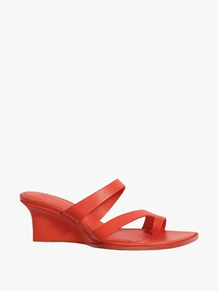 Ethereal Footwear for the Beach Wedding Connoisseur: From Chic Wedges to Playful Flats 52