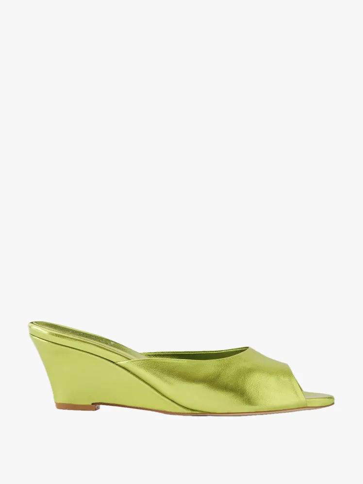 Ethereal Footwear for the Beach Wedding Connoisseur: From Chic Wedges to Playful Flats 50