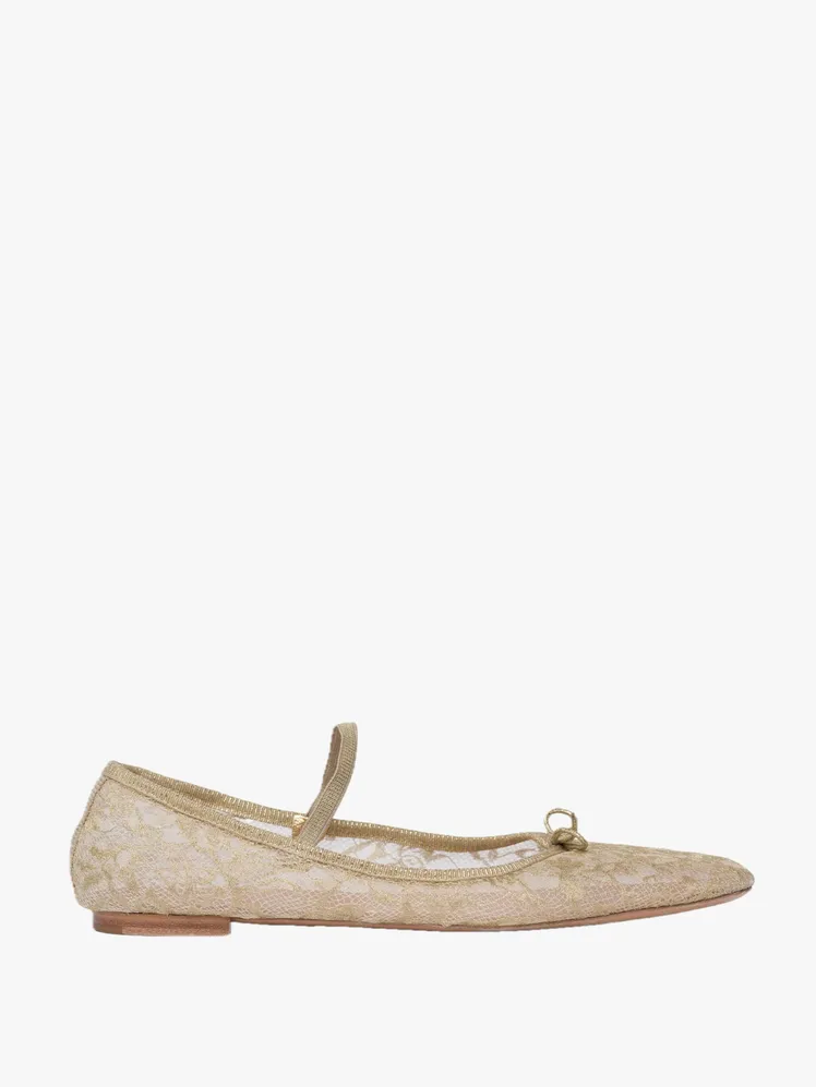 Ethereal Footwear for the Beach Wedding Connoisseur: From Chic Wedges to Playful Flats 61