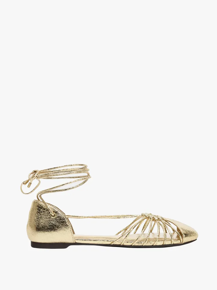 Ethereal Footwear for the Beach Wedding Connoisseur: From Chic Wedges to Playful Flats 41