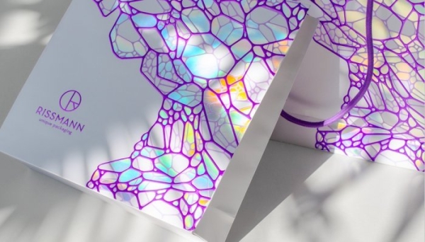 Rissmann creates a “vibrant” bag thanks to hologram finishing